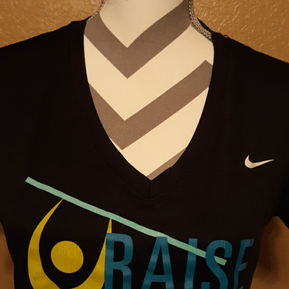 Nike workout shirt - Picture 3 of 3